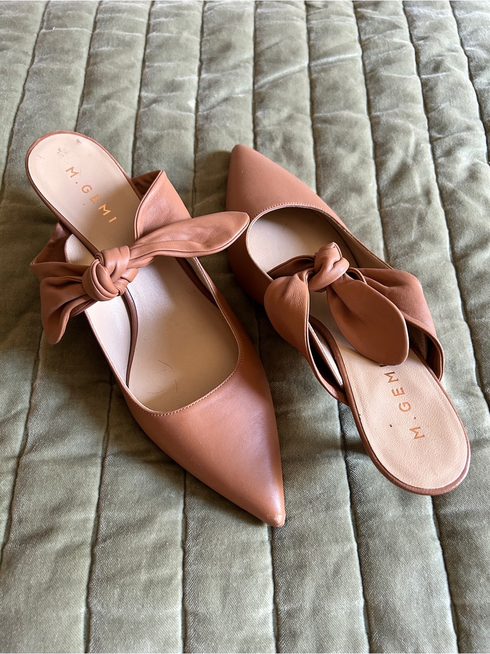 M. Gemi The Lasso Knot Bow Tie Pointed Mule Kitten Heel in Caramel Leather Pink